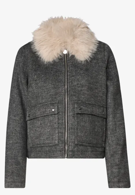 Graue Wolljacke mit Reißverschluss, zwei aufgesetzten Taschen und beigem, flauschigem Kragen.