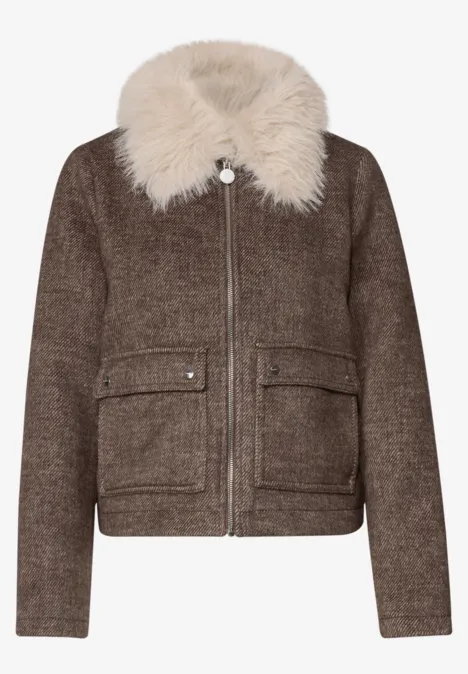 Kurze braune Jacke mit Reißverschluss und hellem Fellkragen, große Taschen.