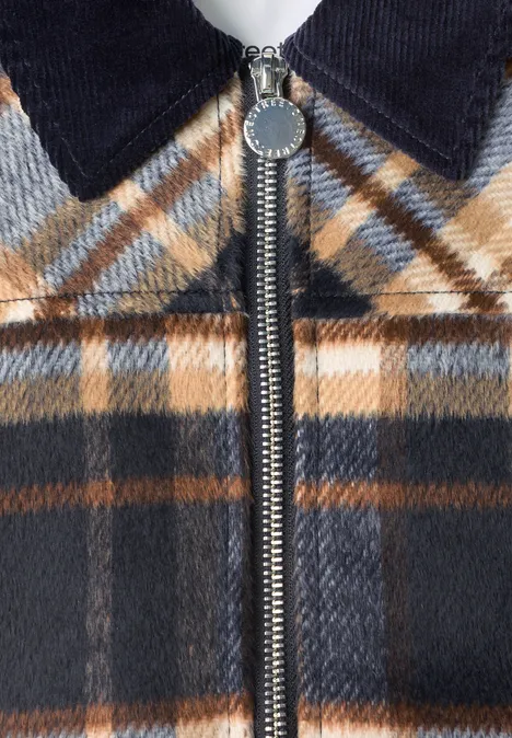 Nahaufnahme einer karierten Jacke in Braun, Blau und Weiß mit Reißverschluss und Cordkragen.