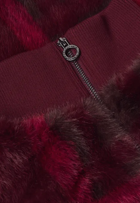 Blouson en fausse fourrure avec des détails en maille et un imprimé plummy brown Nahaufnahme einer bordeauxroten Pelzjacke mit Reißverschluss
