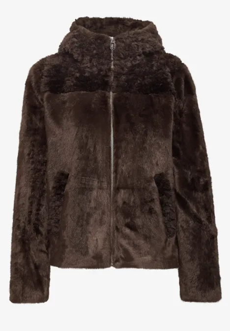 Kurze Fake-Fur-Mix Jacke mit Kapuze auburn brown Dunkelbraune, flauschige Jacke mit Kapuze, Reißverschluss und seitlichen Taschen.
