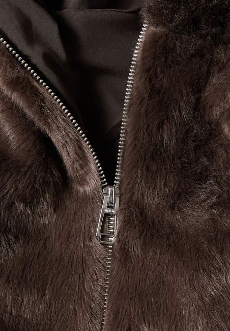 Kurze Fake-Fur-Mix Jacke mit Kapuze auburn brown Ein brauner Fellmantel mit sichtbarem Reißverschluss in der Mitte.