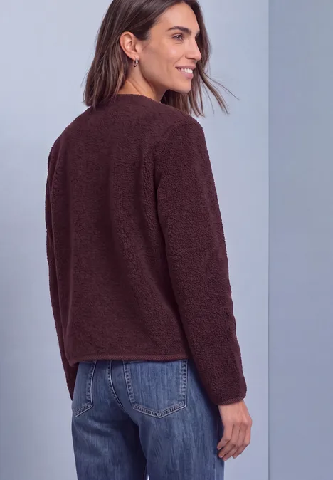 Teddy-Jacke mit Rundhals und Corddetails rustic rouge Eine Frau in Jeans und braunem Pullover, Rückenansicht, Kopf seitlich gewendet.