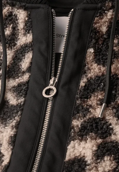 Teddy-Blouson mit abnehmbarer Kapuze Black Nahaufnahme einer flauschigen Jacke mit Animal-Print und mittigem Reißverschluss mit Ringschieber