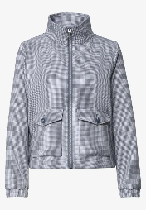 Veste courte gris clair avec col montant, fermeture éclair avant et poches plaquées.