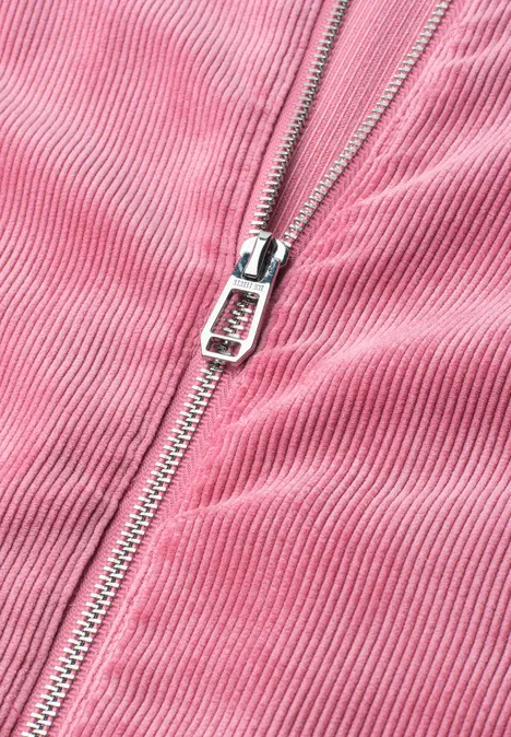 3/4 Arm Cordjacke mit Hemdkragen blush berry Nahaufnahme einer silbernen Reißverschlussvorrichtung auf rosa Cordstoff.