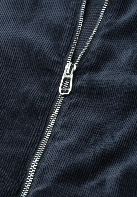 3/4 Arm Cordjacke mit Hemdkragen darkest blue Nahaufnahme eines silbernen Reißverschlusses an dunkelblauem Cordstoff
