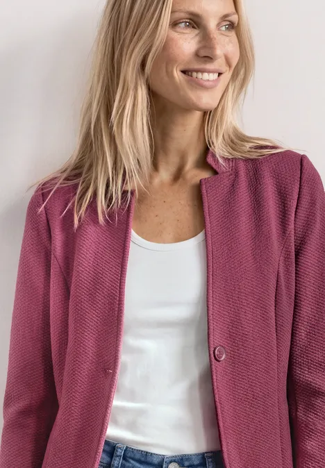 Blazer mit Reverskragen und Struktur dark clouded blush Verschwommene Frau mit schulterlangen blonden Haaren, trägt pinken Blazer und weißes Top.