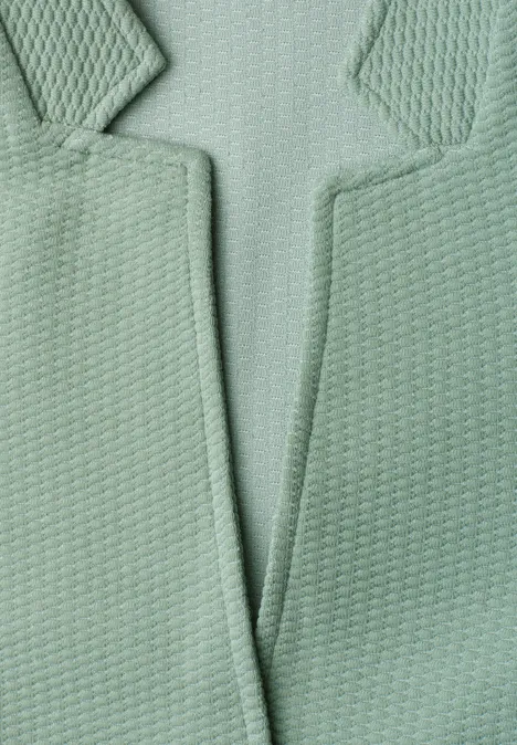 Blazer mit Reverskragen und Struktur eucalyptus green Nahaufnahme einer mintgrünen, strukturierten Jacke mit Revers und markantem Schlitz.