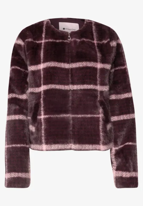 Weinroter, flauschiger Kunstfell-Pullover mit hellen Karobändern.