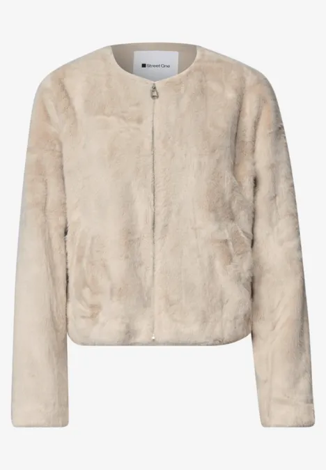 Beige, plüschige Kurzjacke mit Reißverschluss, Rundhalsausschnitt und seitlichen Eingrifftaschen