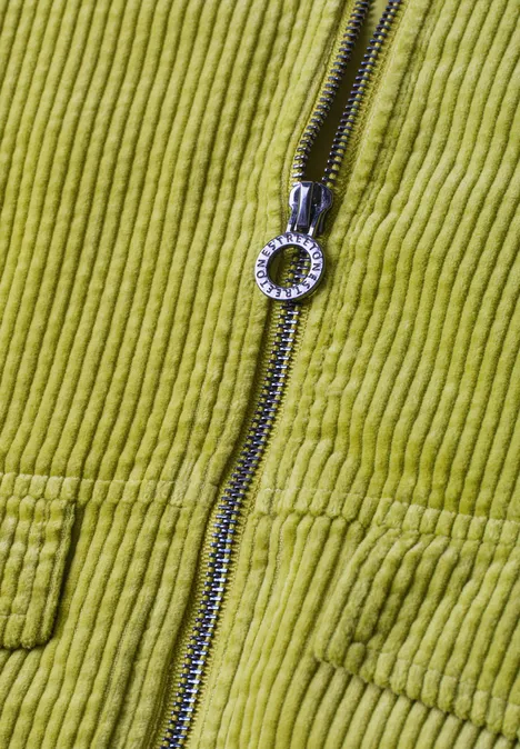 Olivgrüne Cordjacke mit silbernem Reißverschluss und seitlichen Taschen.
