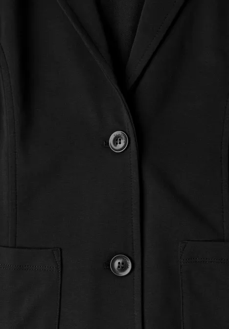 Schwarzer Blazer mit zwei Knöpfen und seitlichen Taschen.