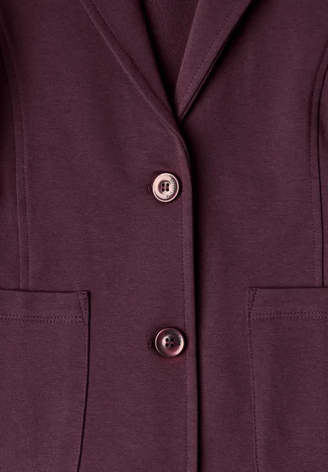 Eenvoudige blazer in effen kleur rustic rouge Donkerpaarse blazer met twee knopen en opgestikte zakken tegen witte achtergrond.