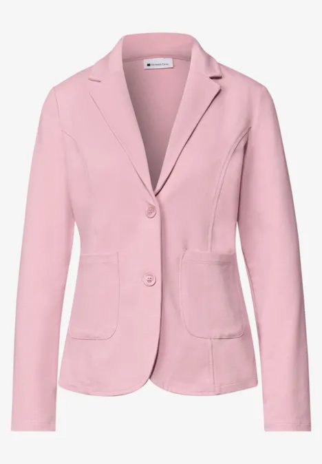 Hellrosa Damenblazer mit Reverskragen, zwei Knöpfen und aufgesetzten Taschen.