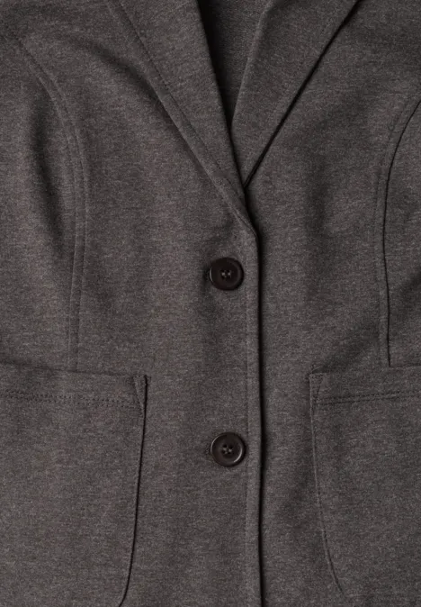 Grauer Blazer mit zwei Knöpfen und zwei Taschen vorne.