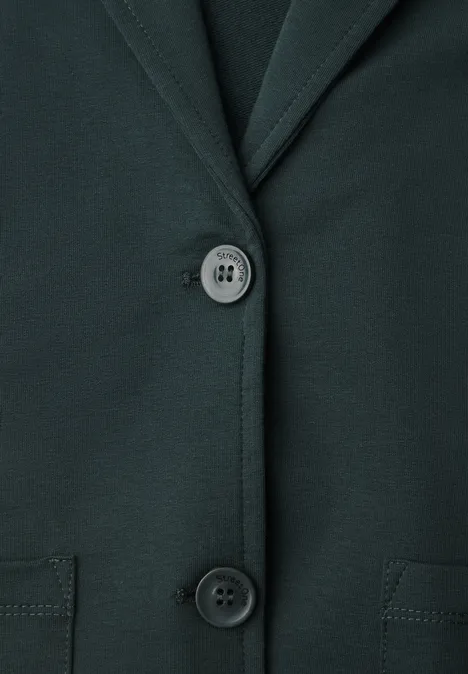 Nahaufnahme eines dunkelgrauen Blazers mit Revers, zwei Knöpfen und aufgesetzten Taschen.