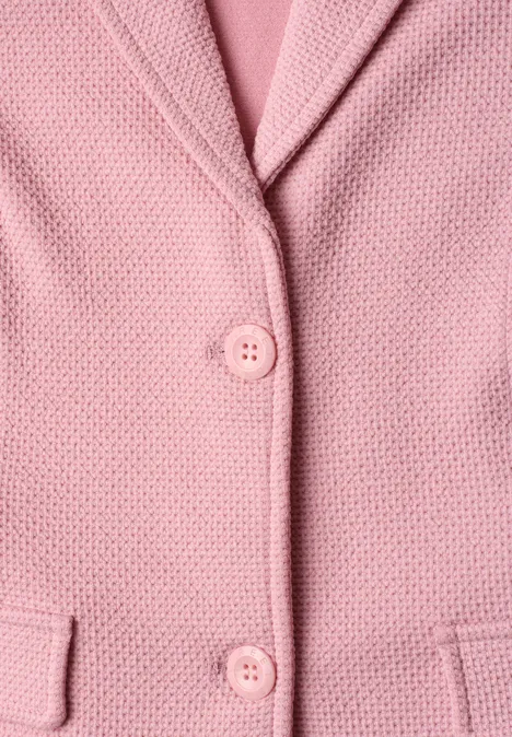 Rosa strukturierter Blazer mit zwei Knöpfen und seitlichen Taschen.