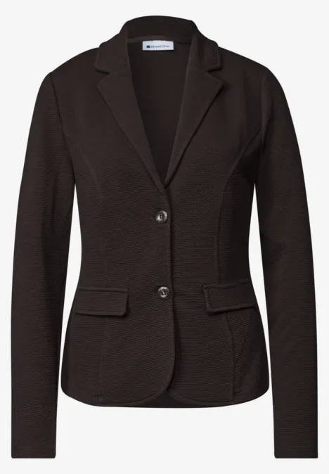 Veste noire cintrée pour femme avec col cranté, deux boutons et poches plaquées.