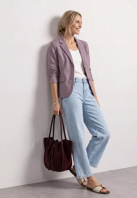 Basic Blazer in Unifarbe dark clouded blush Frau in hellem Jeans-Outfit mit weißem Shirt, fliederfarbenem Blazer, Sandalen und großer dunkelroter Tasche.
