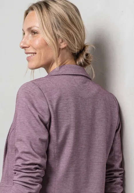 Basic Blazer in Unifarbe dark clouded blush Frau mit blondem Dutt in lila Blazer, Rücken zur Kamera.