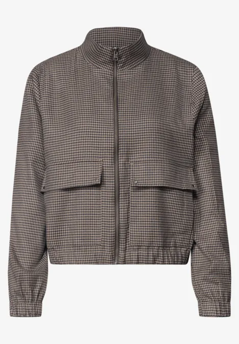 Veste grise à petit motif à carreaux, col montant, fermeture éclair et poches plaquées.