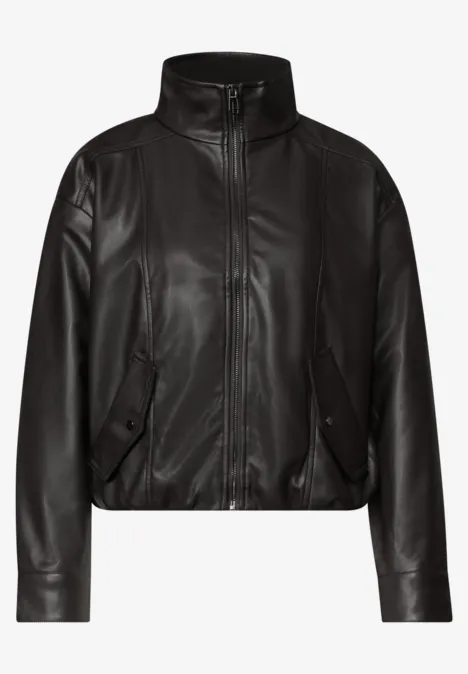 Schwarze Lederjacke mit Stehkragen, Reißverschluss und aufgesetzten Taschen.