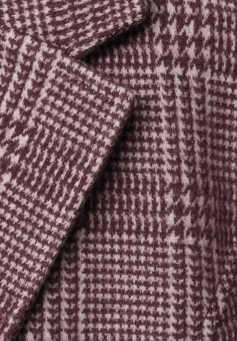 Marynarka w kratę z guzikami rustic rouge Zbliżenie na wzór jodełki w kolorach bordowym i kremowym na wełnianej tkaninie