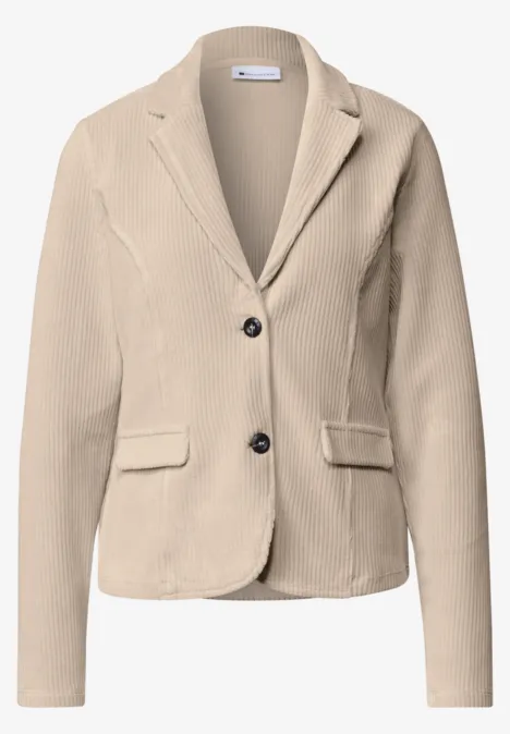Beiger Damenblazer mit zwei Knöpfen, Reverskragen und aufgesetzten Taschen.