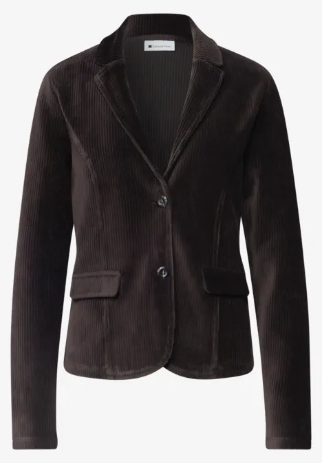 Blazer femme marron foncé à col cranté, deux boutons et poches à rabat latérales.