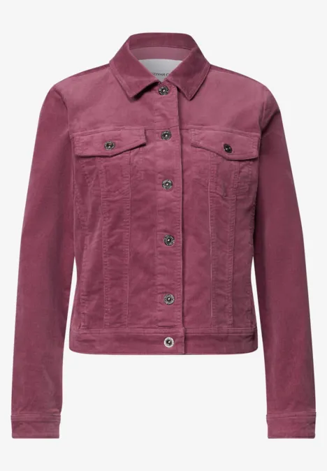 Bordeauxrote Jeansjacke mit Brusttaschen und Metallknöpfen.
