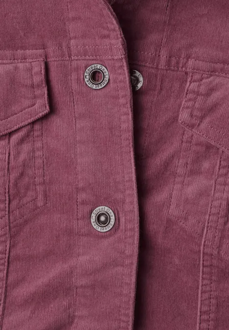 Detailaufnahme einer violettroten Cordjacke mit zwei Druckknöpfen und aufgesetzter Tasche.