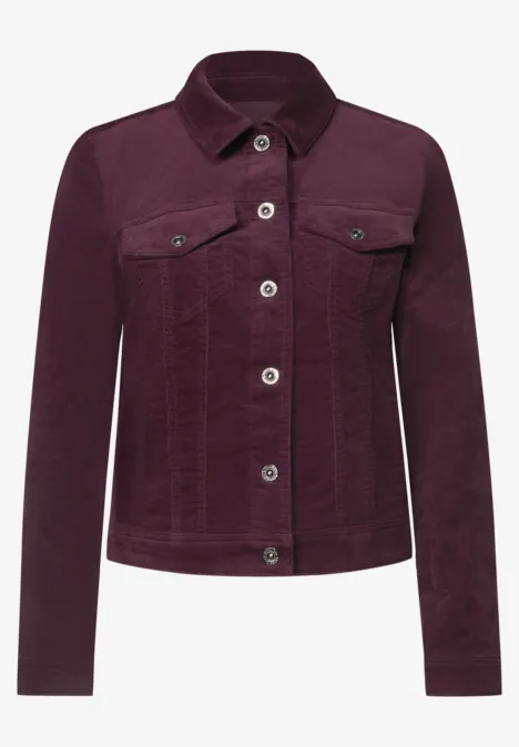 Dunkelviolette Jeansjacke mit Knopfleiste und Brusttaschen.