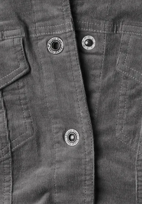 Vue rapprochée d'une veste en tissu gris foncé avec des boutons-pression argentés