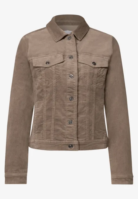 Braune Jeansjacke in Wildleder-Optik mit Hemdkragen und zwei Brusttaschen.