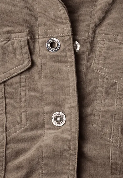 Nahaufnahme einer braunen Cordjacke mit Metall-Druckknöpfen.