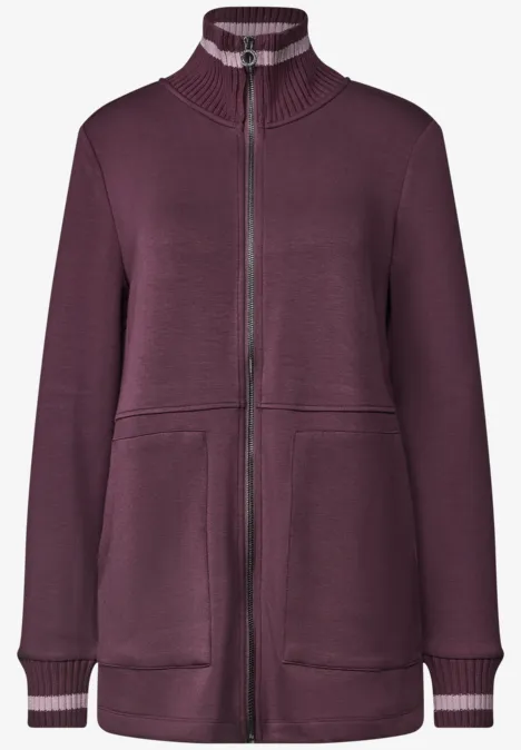 Veste de sport à col montant et détails en maille rustic rouge Dunkelviolette Damenjacke mit Stehkragen, Reißverschluss und aufgesetzten Taschen.