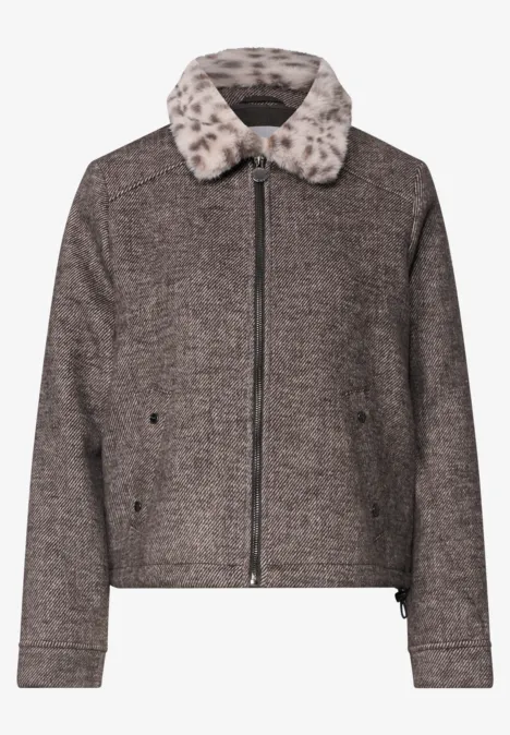 Braune Kurzjacke aus Tweed mit Reißverschluss und hellgrauem Kunstpelzkragen.