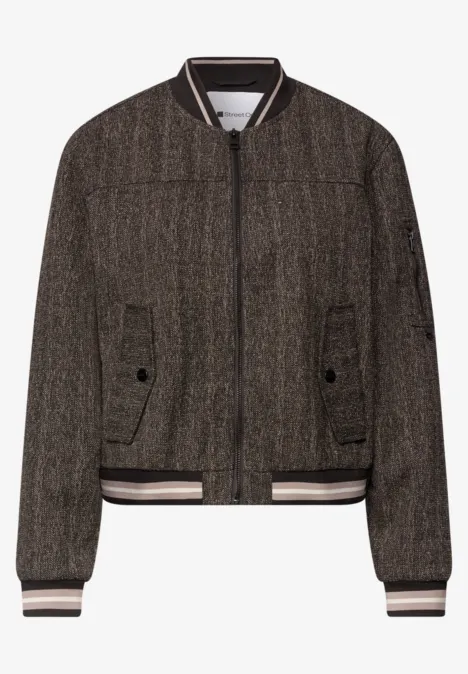 Veste bomber marron en tissu tissé, fermeture éclair, poches plaquées et bords-côtes rayés.