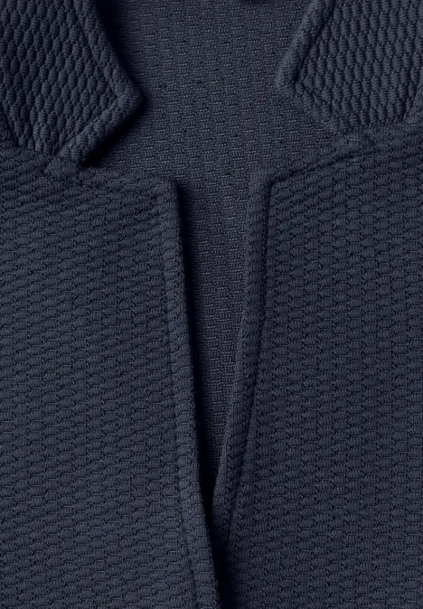 Close-up van donkerblauw gewatteerd textiel met een reliëfsterpatroon