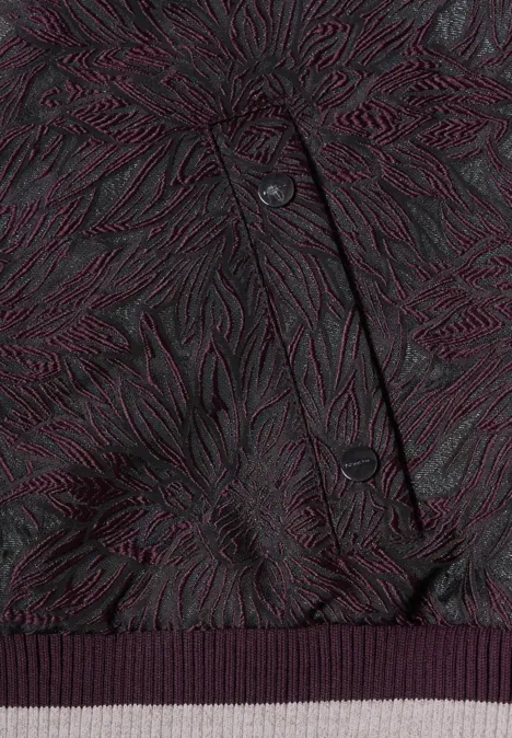 Blouson à motifs floraux berry maroon Dunkellila Jacke mit organischem, reliefartigem Muster, sichtbaren Knöpfen und geripptem Saum.