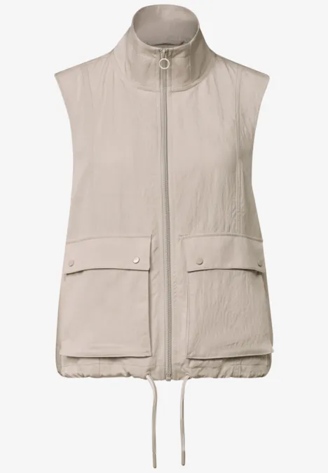 Beige Ärmellose Weste mit Stehkragen, Reißverschluss, aufgesetzten Taschen und verstellbarem Saum.