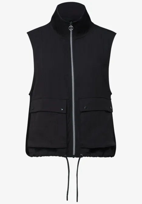 Zwarte mouwloze bodywarmer met opstaande kraag, ritssluiting, klepzakken en koordzoom.