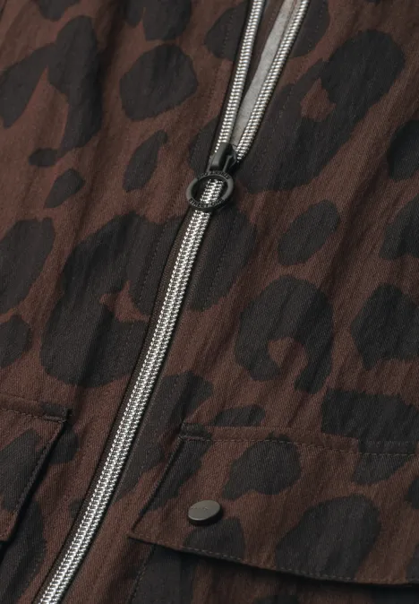 Braune Jacke mit schwarzem Leopardenmuster und mittigem Reißverschluss mit Ringanhänger.