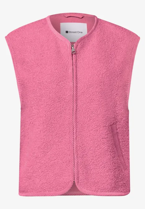 Roze fleece bodywarmer met rits aan de voorkant, twee zijzakken, mouwloos en zacht.