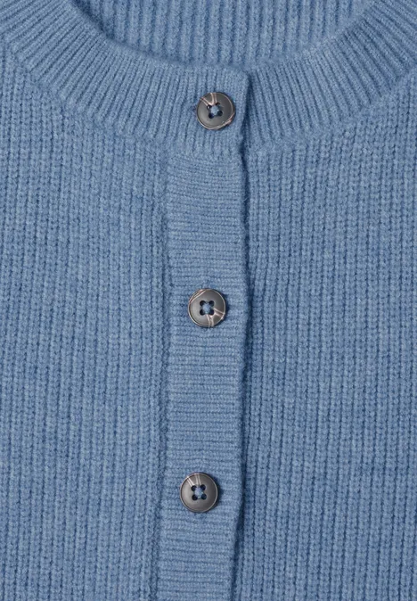 Hellblauer, fein gestrickter Cardigan mit Rundhals und drei Knöpfen.