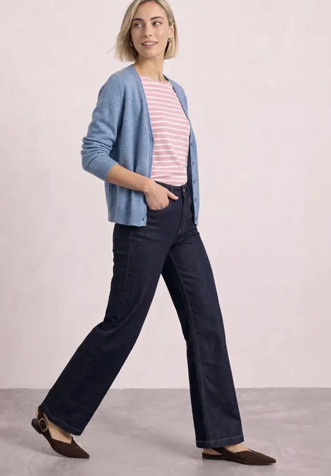 Cadigan mit V-Neck und Knopfleiste northern blue mel. Frau in blauem Cardigan, rosa gestreiftem T-Shirt und weiten dunklen Jeans geht lässig.
