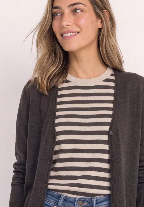 Cadigan mit V-Neck und Knopfleiste black coffee mel. Eine lächelnde Frau trägt ein gestreiftes Shirt und einen dunklen Cardigan.