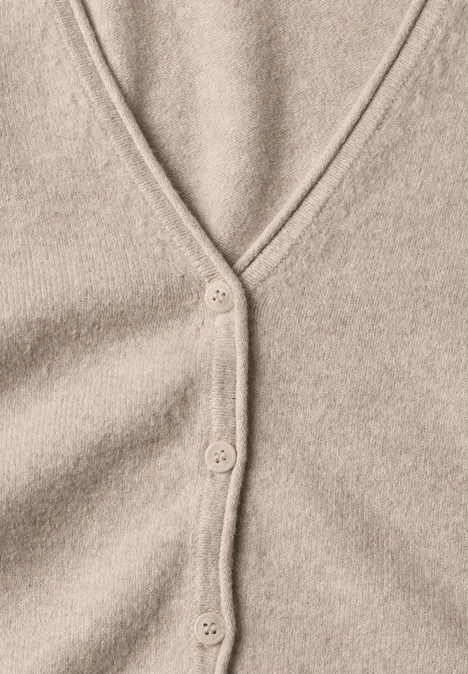 Cadigan mit V-Neck und Knopfleiste clay sand mel. Beige gestrickter Cardigan mit V-Ausschnitt und Knöpfen.