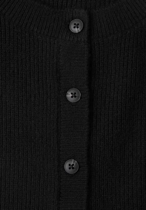 Strickweste mit Rundhals und Knopfleiste Black Nahaufnahme eines schwarzen Strickcardigans mit Knöpfen